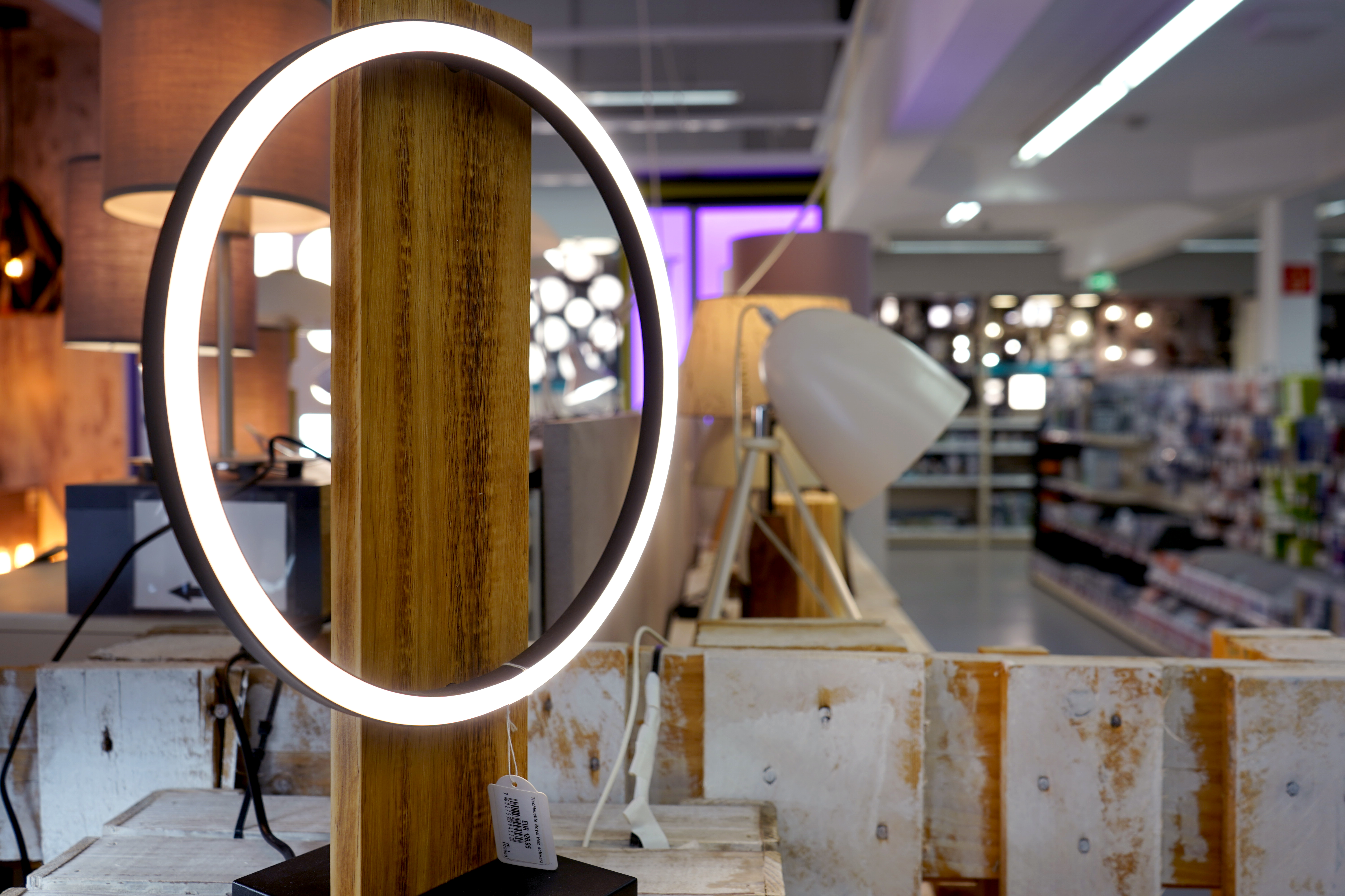 Lampen, Lampenausstellung, Lampen für jeden Geschmack, Beleuchtung, wohnliche Atmosphäre, Leuchten, Leuchtmittel, moderne Beleuchtungstechnik, LED, Elektrobedarf, Helligkeit, Kopp, Brennenstuhl, Eglo, Briloner, Ledvance